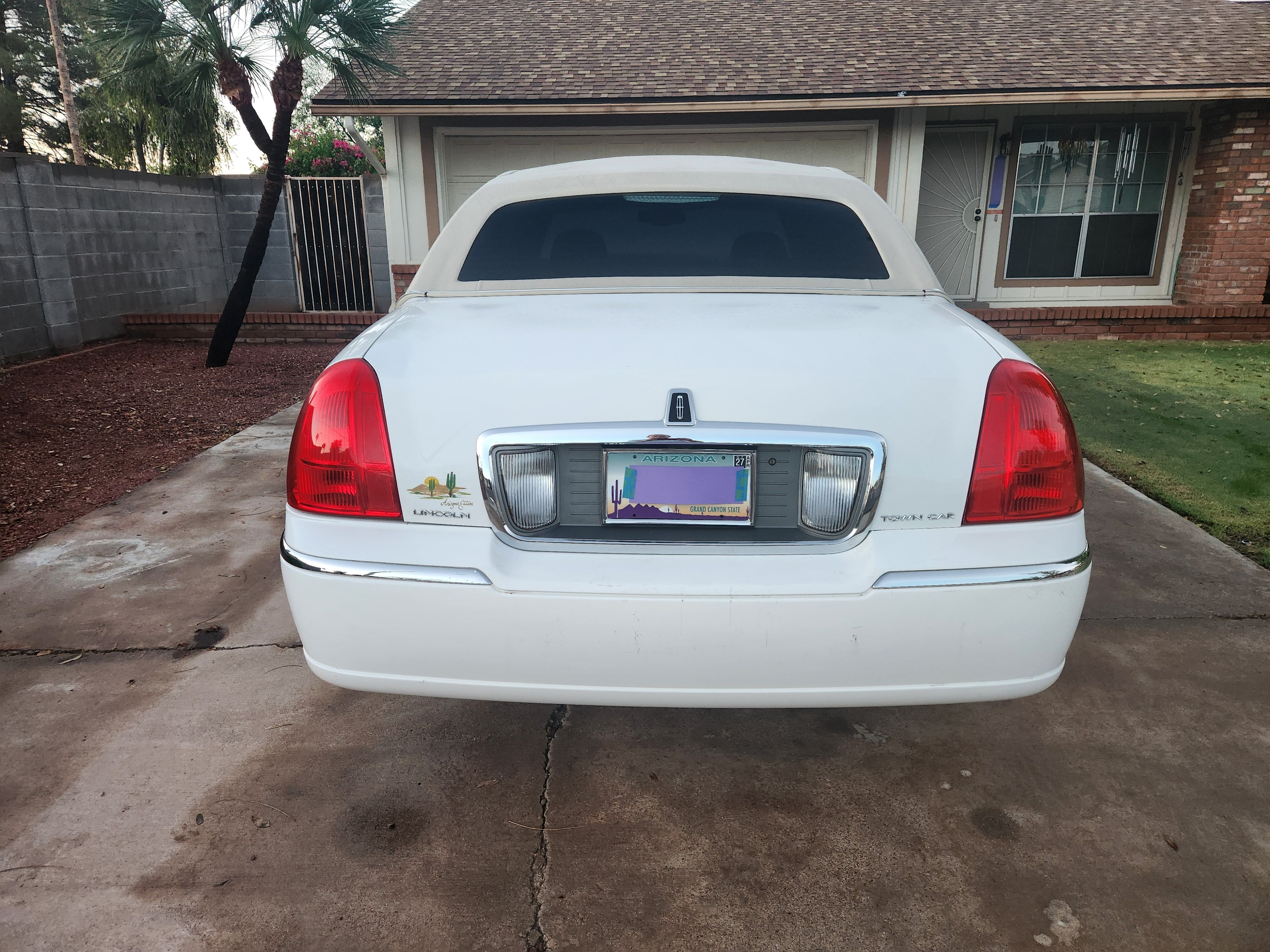 Used 2003 Lincoln Town Car Executive RWD image 10