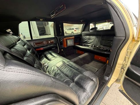 Used 1993 Cadillac Fleetwood Sedan RWD image 23