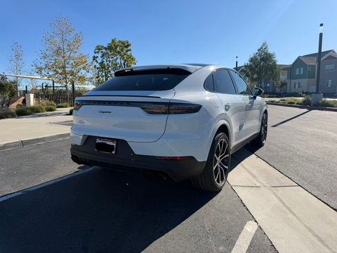 Used 2023 Porsche Cayenne Platinum Edition image 5