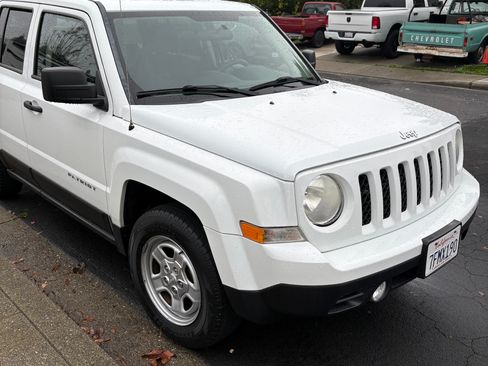 Used 2014 Jeep Patriot Sport image 9