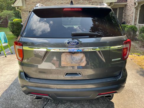 Used 2018 Ford Explorer XLT FWD image 4