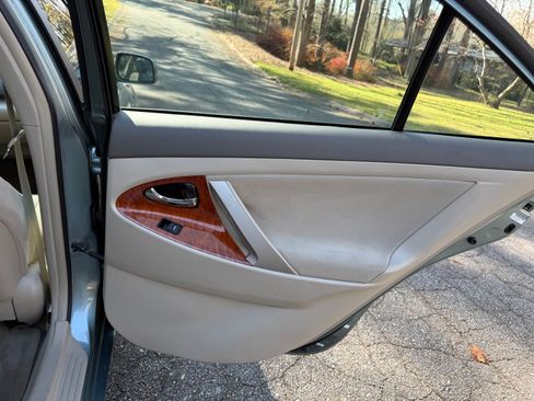 Used 2011 Toyota Camry XLE w/ SE/XLE Extra-Value Pkg image 19