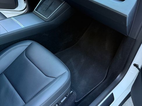 Used 2026 Tesla Model Y AWD image 10