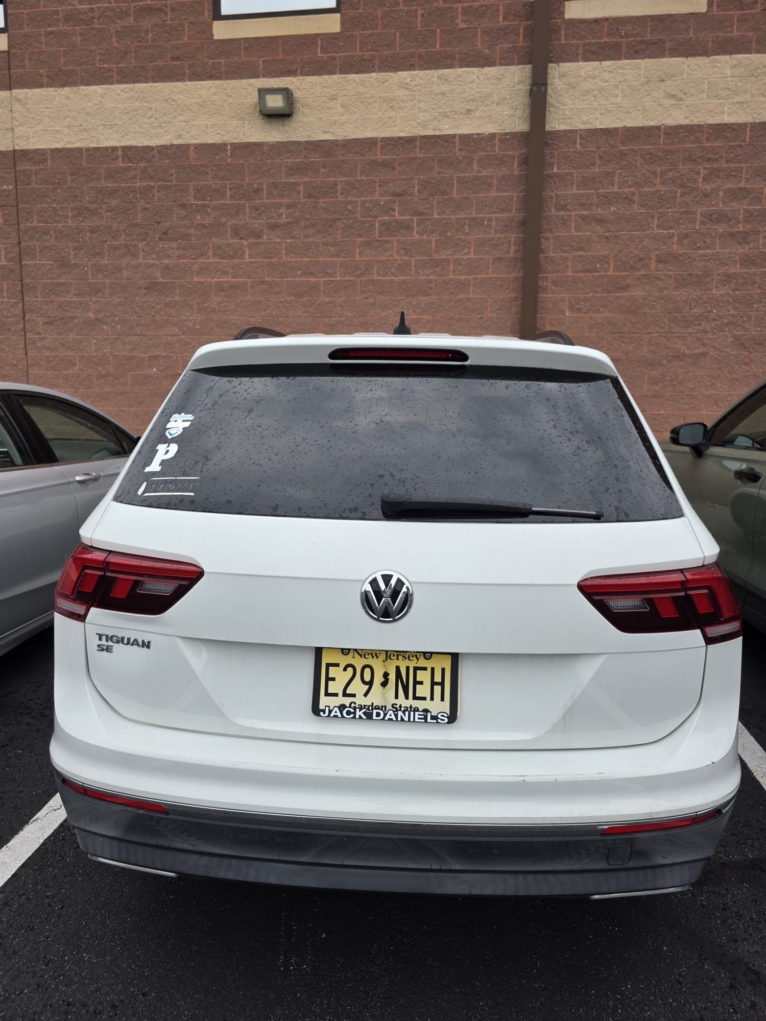 Used 2020 Volkswagen Tiguan SE R-Line AWD/4WD image 2