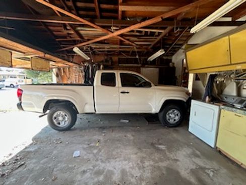 Used 2022 Toyota Tacoma SR image 1