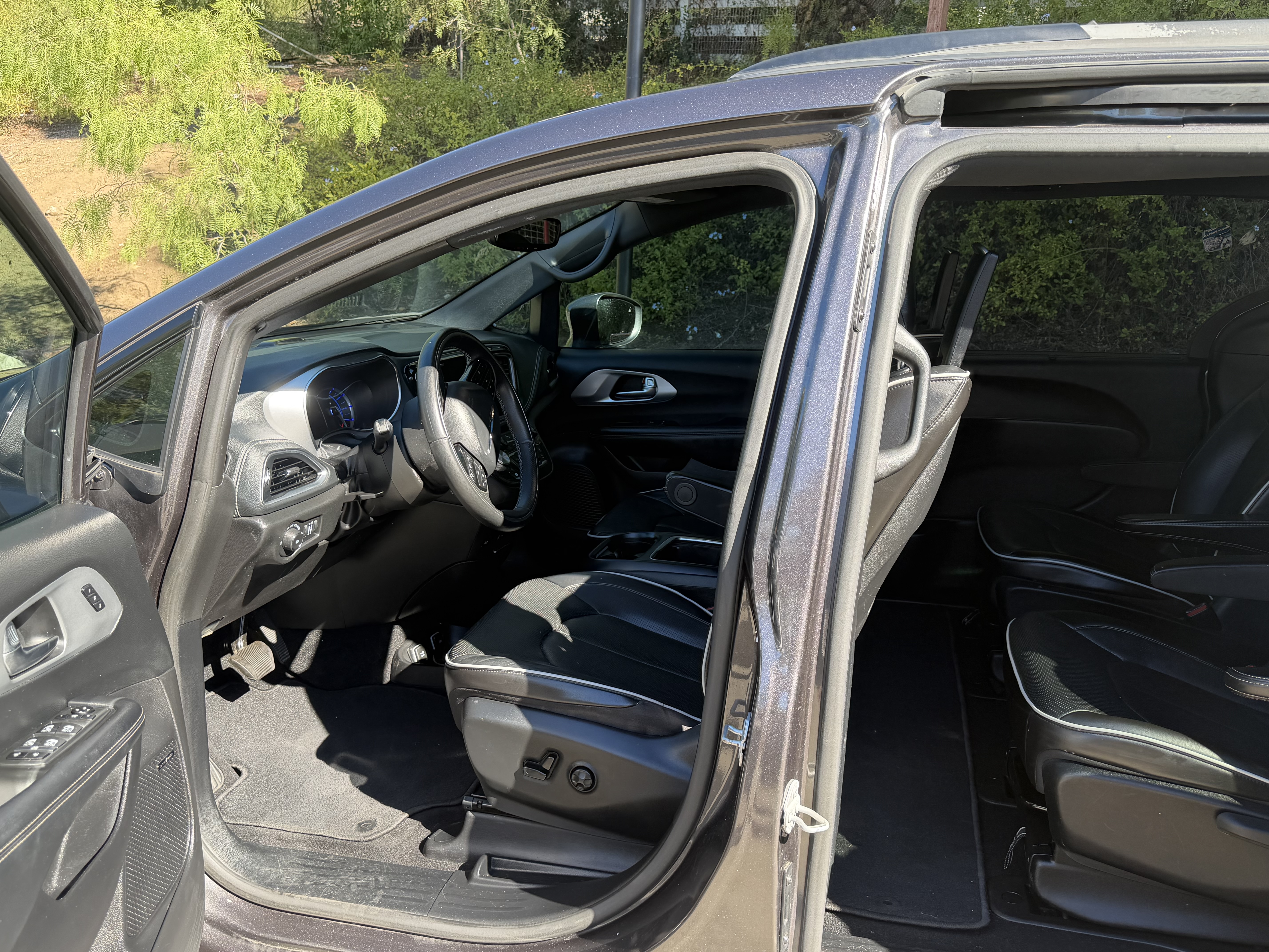 Used 2020 Chrysler Pacifica Limited w/ Advanced Safetytec Group FWD image 13