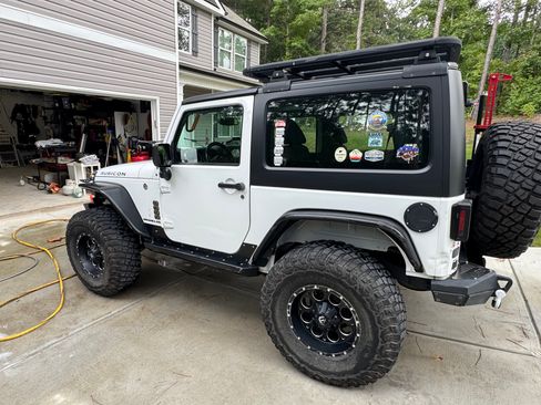 Used 2017 Jeep Wrangler Rubicon w/ Power Convenience Group image 4