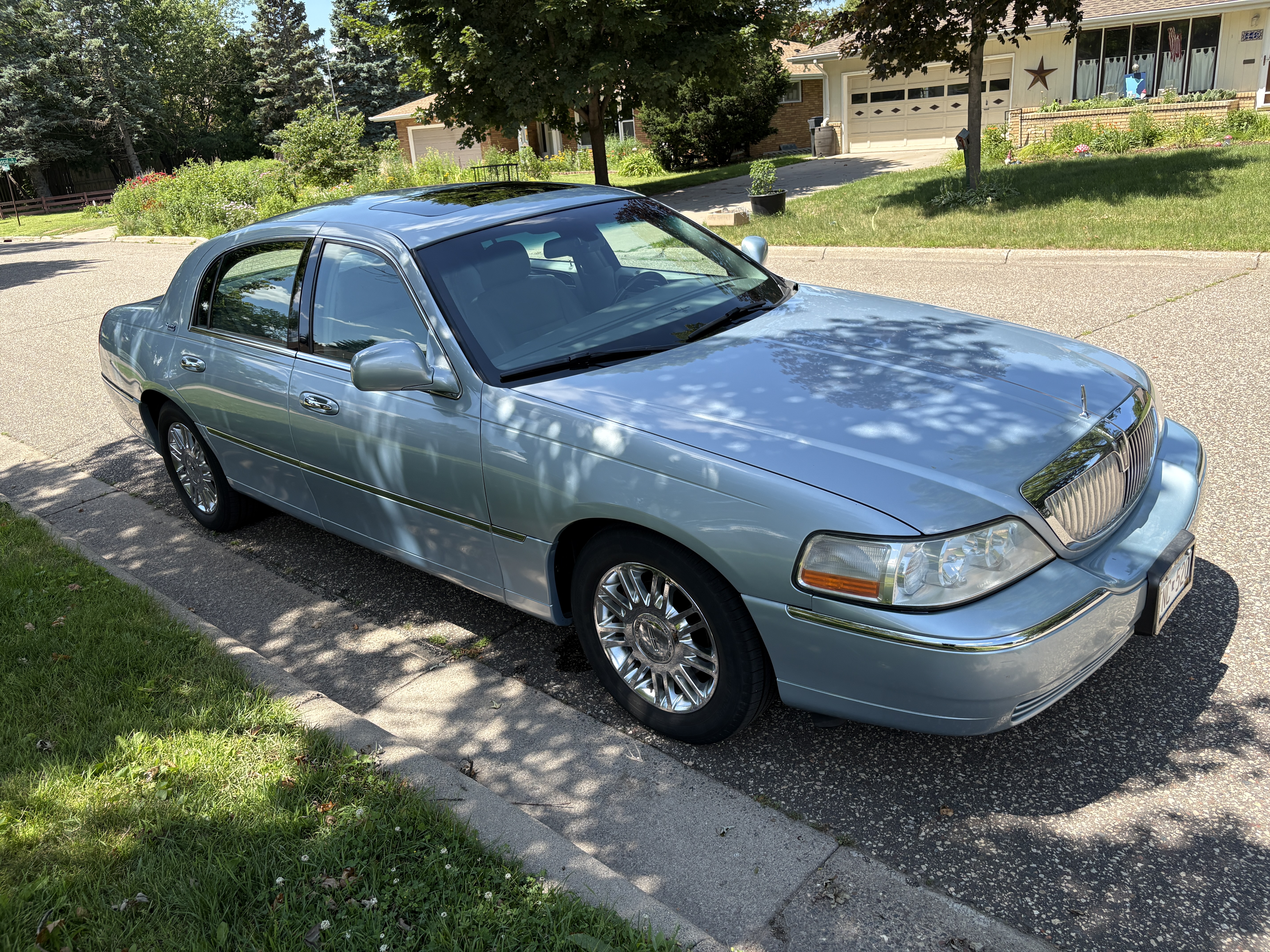 Used 2006 Lincoln Town Car Signature Limited RWD image 13