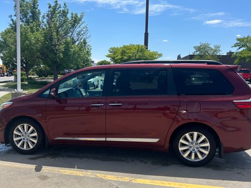 Used 2016 Toyota Sienna Limited FWD image 4