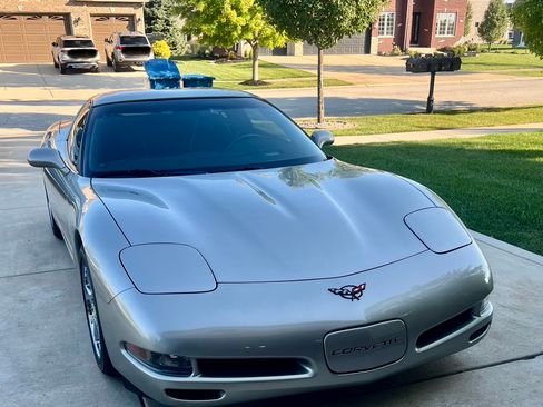 Used 2000 Chevrolet Corvette Coupe w/ Roof Pkg RWD image 5