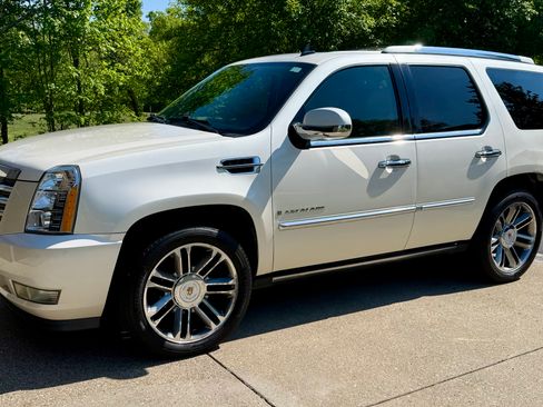 Used 2009 Cadillac Escalade AWD image 1