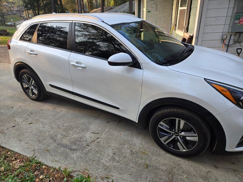 Used 2020 Kia Niro LXS image 2