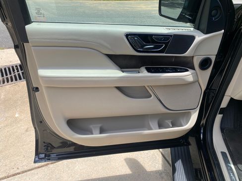 Used 2019 Lincoln Navigator Select RWD image 10