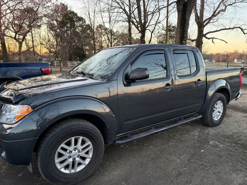 Used 2015 Nissan Frontier SV image 1