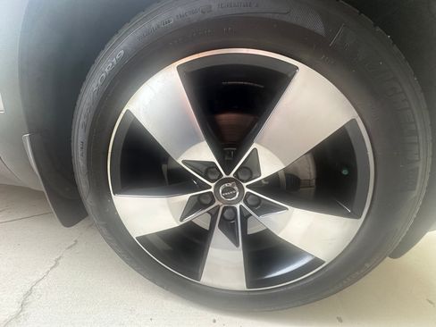 Used 2019 Volvo XC40 T5 Momentum image 6