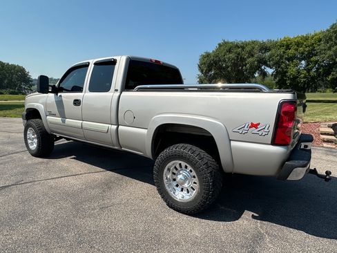 Used 2006 Chevrolet Silverado 2500 LT w/ Heavy-Duty Power Package AWD/4WD image 2