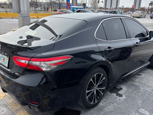 Used 2018 Toyota Camry SE image 2