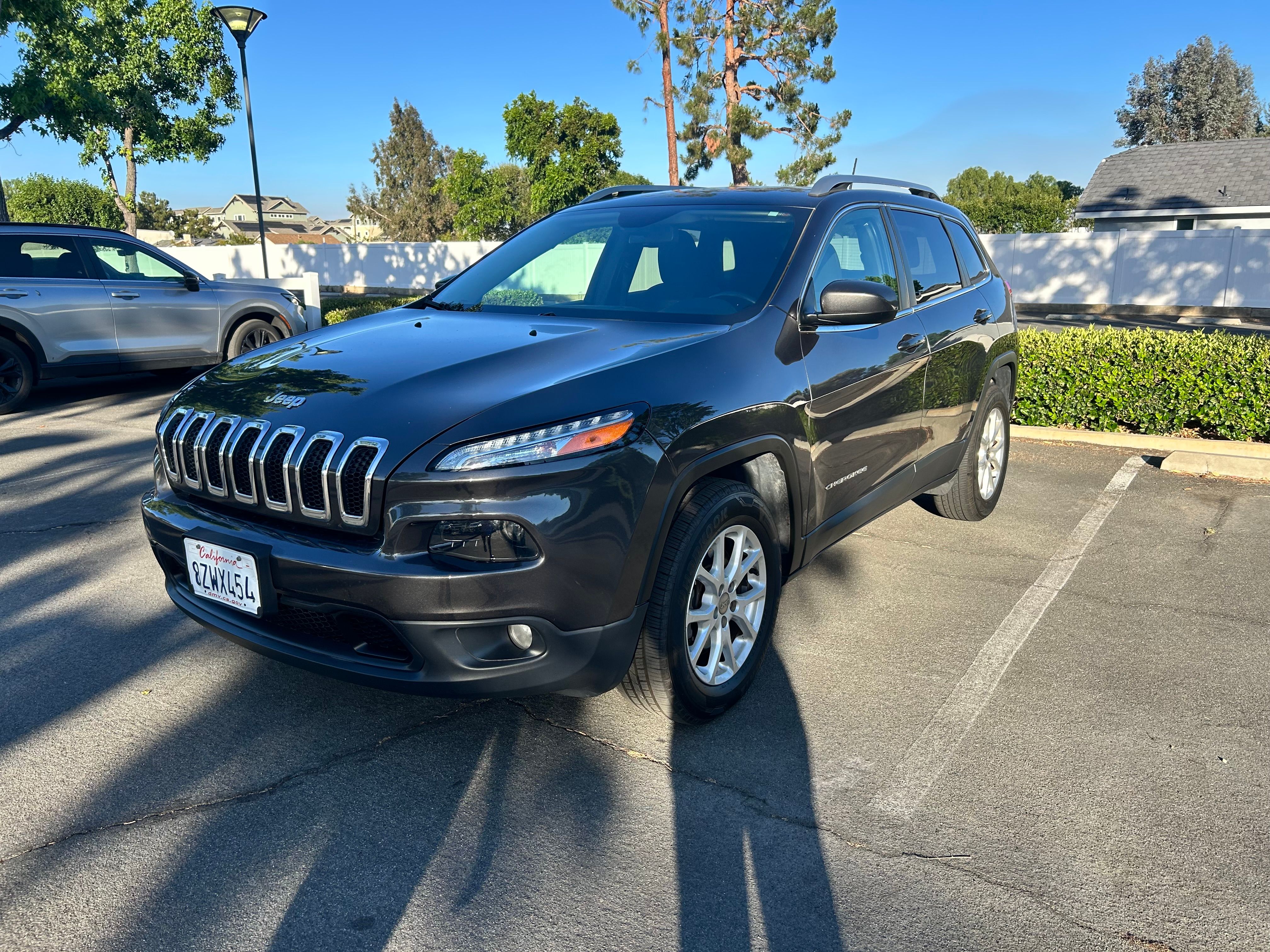Used 2017 Jeep Cherokee Latitude w/ Cold Weather Group AWD/4WD image 1