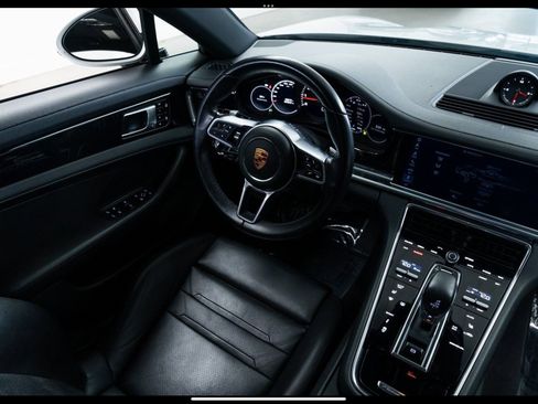 Used 2018 Porsche Panamera image 10