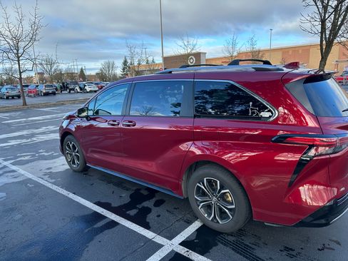 Used 2022 Toyota Sienna Platinum image 6