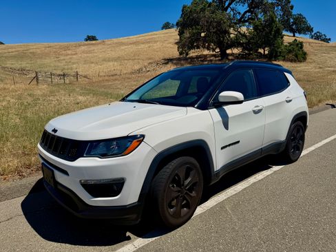 Used 2019 Jeep Compass Latitude FWD image 1