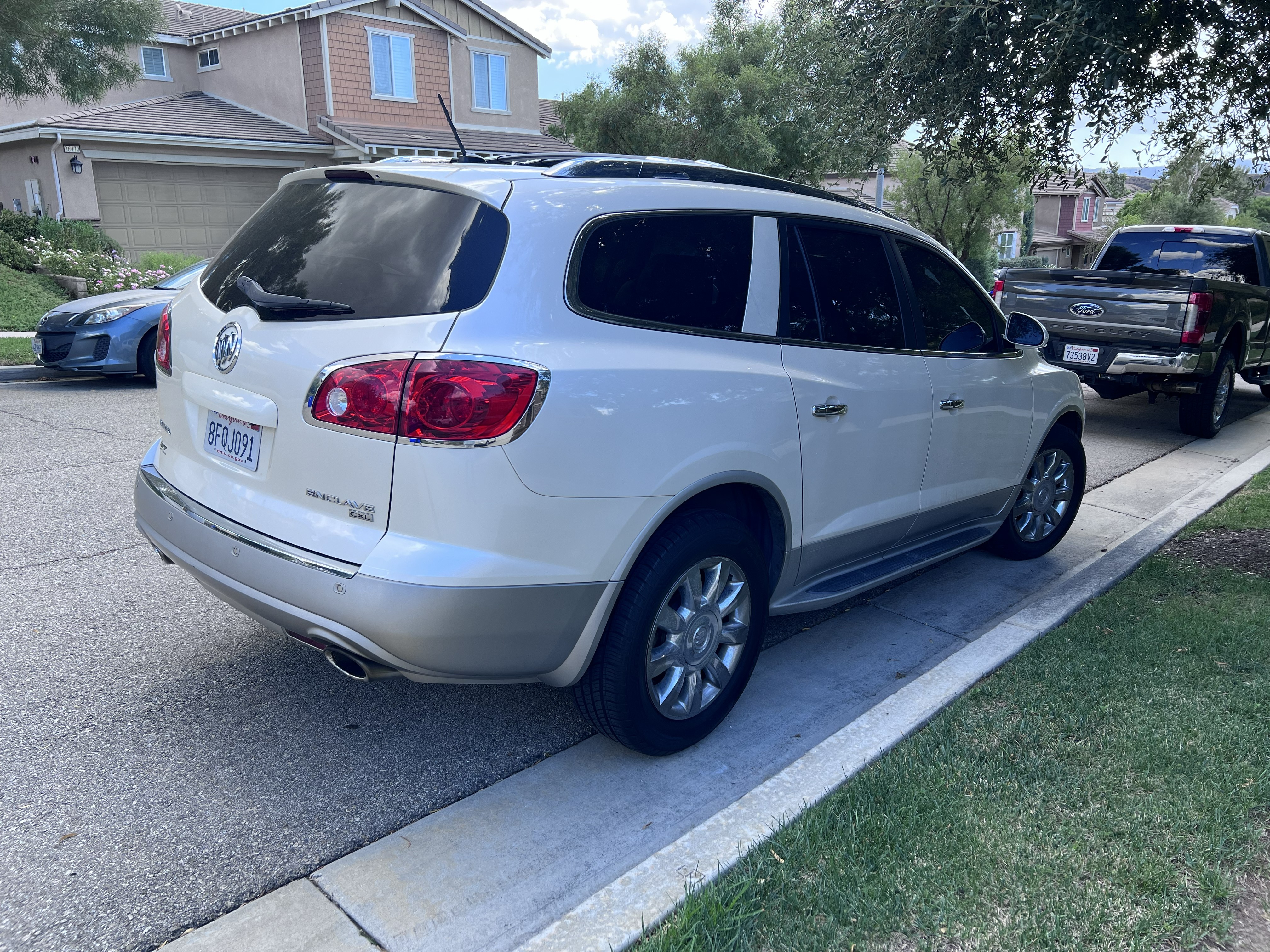 Used 2011 Buick Enclave CXL FWD image 2