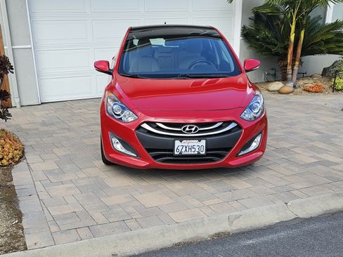 Used 2013 Hyundai Elantra GT w/ Tech Pkg image 2