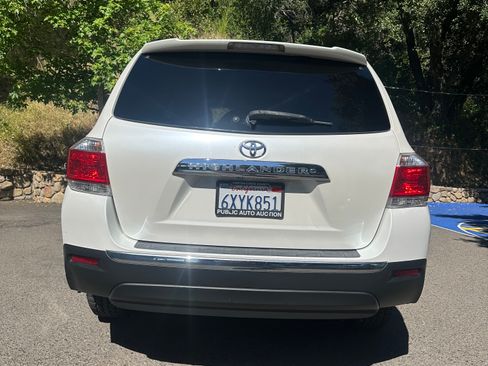 Used 2012 Toyota Highlander SE w/ Tow Pkg FWD image 10