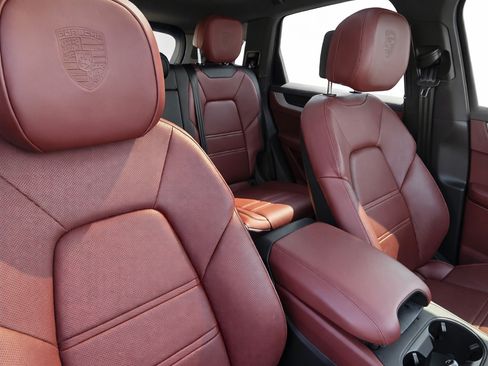 Used 2024 Porsche Cayenne image 6