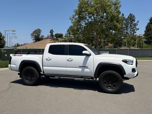 Used 2021 Toyota Tacoma TRD Off-Road w/ Technology Package AWD/4WD image 4