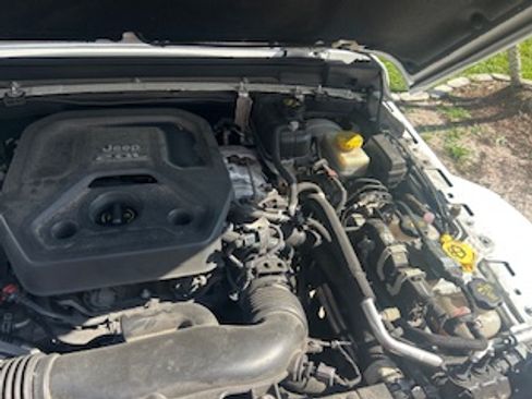 Used 2018 Jeep Wrangler Unlimited Sahara AWD/4WD image 29
