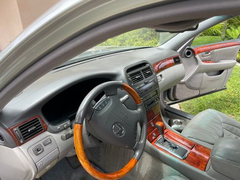 Used 2002 Lexus LS 430 RWD image 10