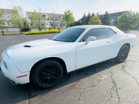 Used 2015 Dodge Challenger SXT w/ Driver Convenience Group RWD image 5