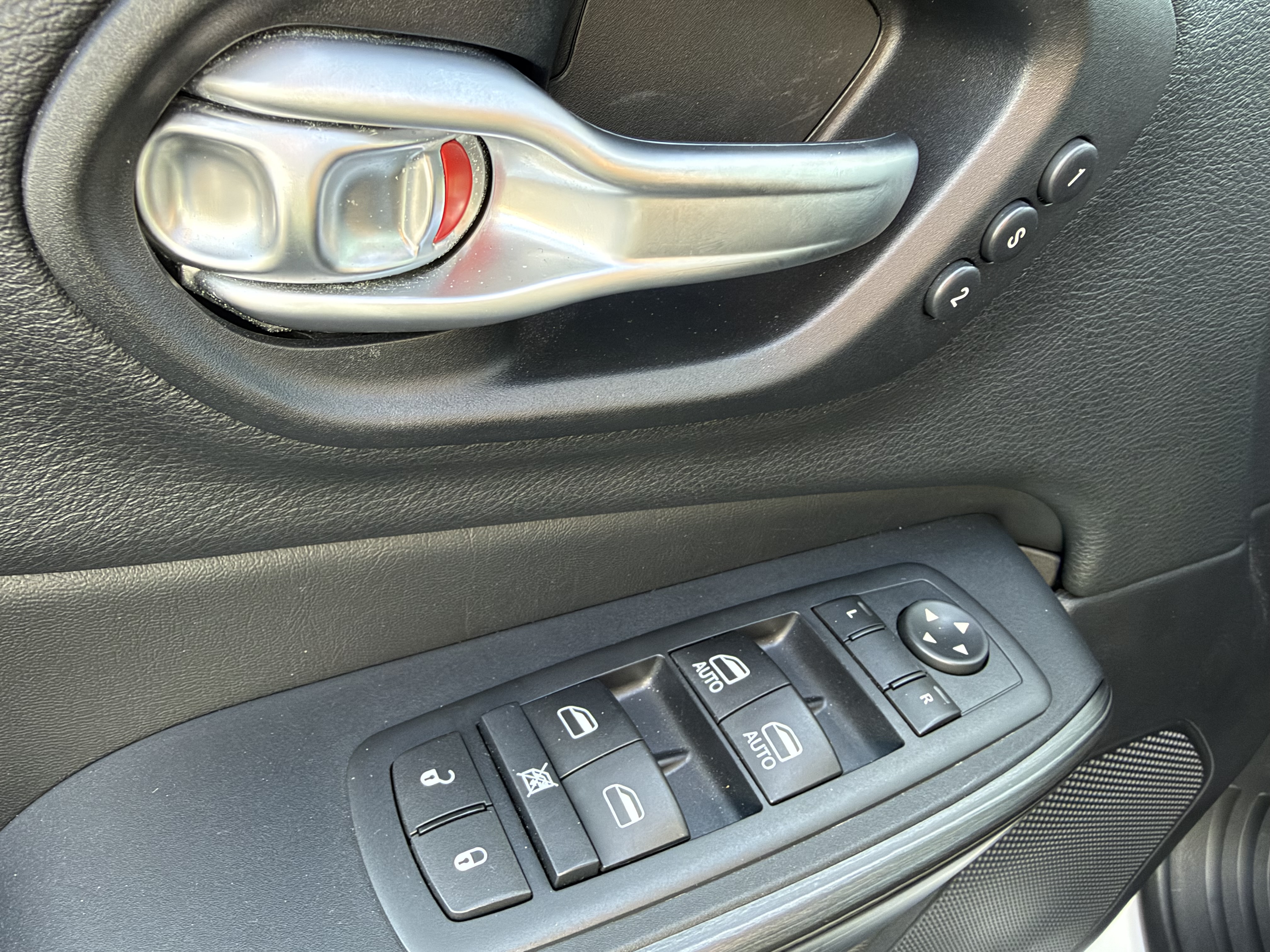 Used 2015 Jeep Cherokee Trailhawk w/ Comfort/Convenience Group AWD/4WD image 12