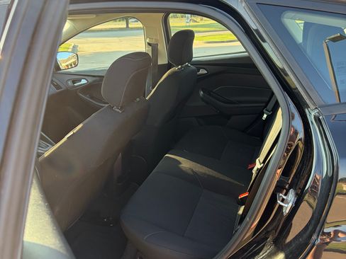 Used 2018 Ford Focus SE FWD image 4