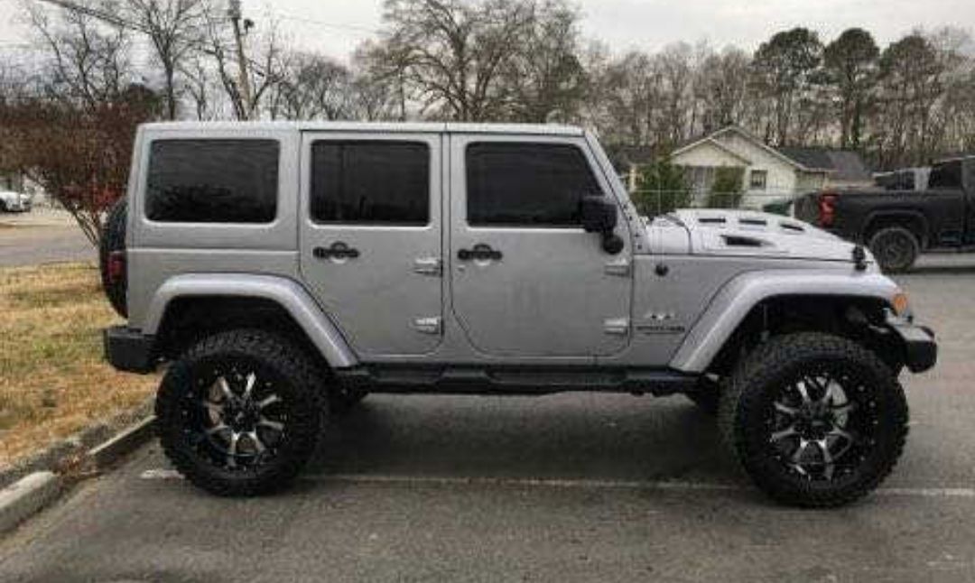 Used 2018 Jeep Wrangler Unlimited Sahara w/ Connectivity Group AWD/4WD image 2