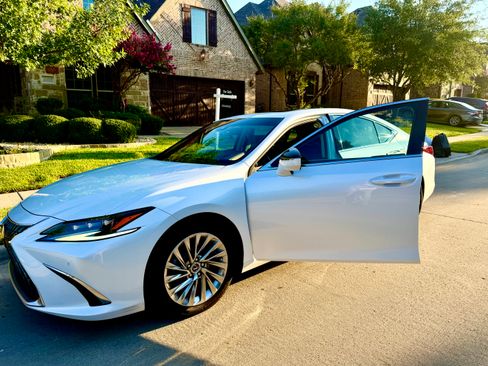 Used 2022 Lexus ES 300h Ultra Luxury w/ Accessory Package 2 FWD image 2