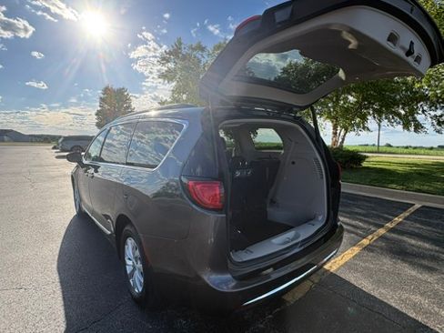 Used 2017 Chrysler Pacifica Touring-L FWD image 23