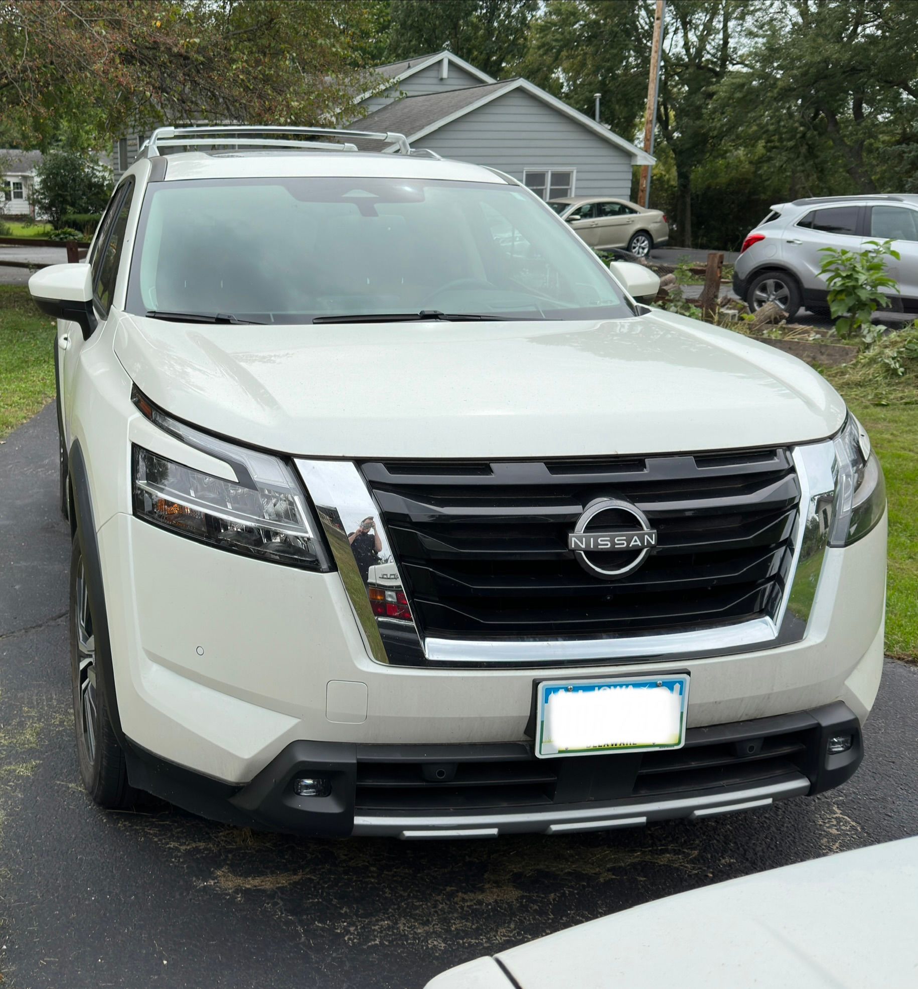 Used 2022 Nissan Pathfinder Platinum w/ Cargo Package AWD/4WD image 2