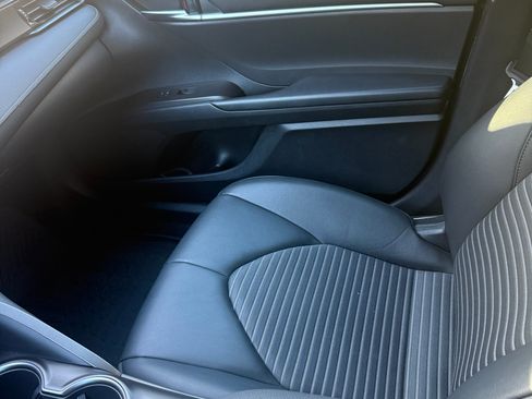 Used 2022 Toyota Camry SE image 5