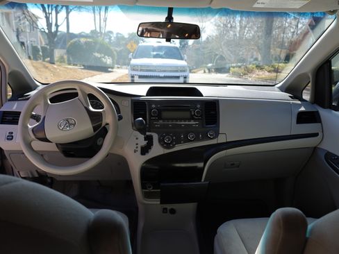 Used 2011 Toyota Sienna CE image 9