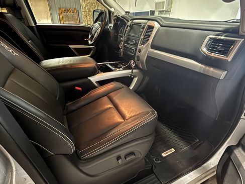 Used 2019 Nissan Titan PRO-4X w/ Pro-4x Convenience Package image 9