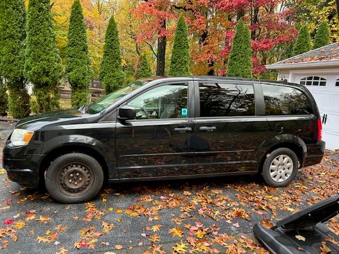 Used 2008 Chrysler Town & Country LX image 6