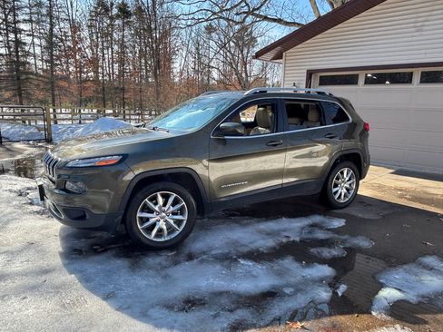 Used 2016 Jeep Cherokee Limited image 9