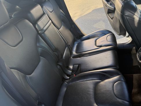 Used 2019 Jeep Cherokee Overland w/ Technology Group image 9