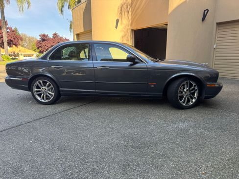 Used 2005 Jaguar XJ8 image 6