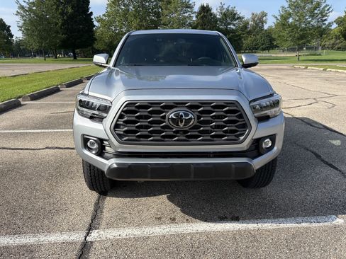 Used 2022 Toyota Tacoma TRD Off-Road w/ TRD Premium Off Road Package AWD/4WD image 2