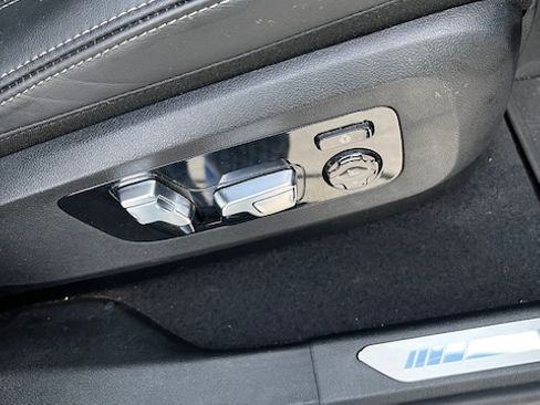 Used 2025 BMW X6 xDrive40i w/ Climate Comfort Package image 12