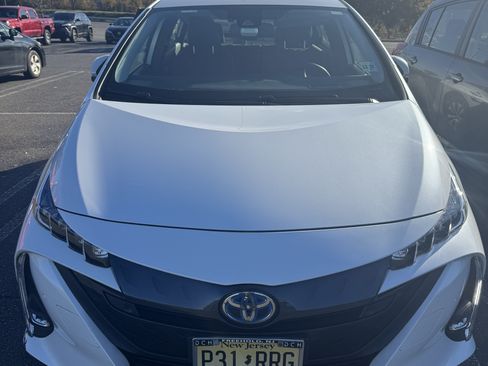 Used 2022 Toyota Prius Prime Limited image 2