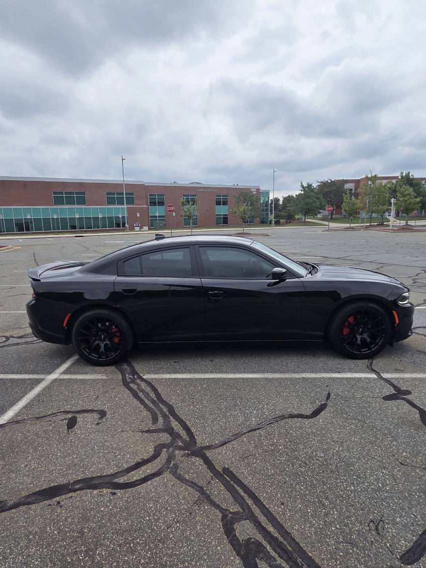 Used 2017 Dodge Charger SXT w/ Plus Group RWD image 2